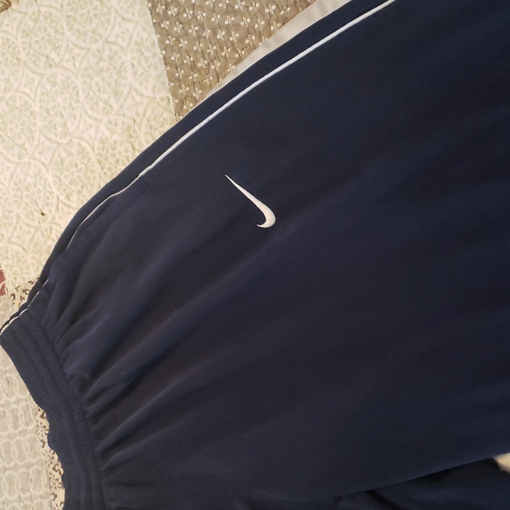 NIKE. MENS TRACK PANTS. MEDIUM. NAVY WITH WHITE STRIPE.